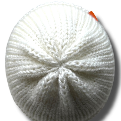 Handgestrickte, doppellagige Wollmütze  – Wollweiß