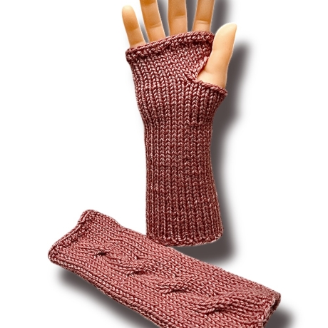 Arm Stulpen „Amarini“ aus Merino mit Zopfmuster handgestrickt
