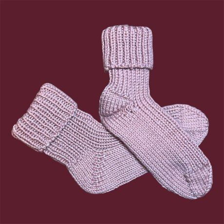 Kuschelige handgestrickte Socken aus Merinowolle aus dem Allgäu