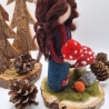Pilzmädchen mit Fliegenpilz auf Baumscheibe