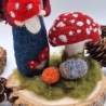 Pilzmädchen mit Fliegenpilz auf Baumscheibe