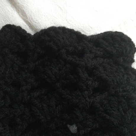 Pulswärmer schwarz in einem Muschelmuster handgehäkelt