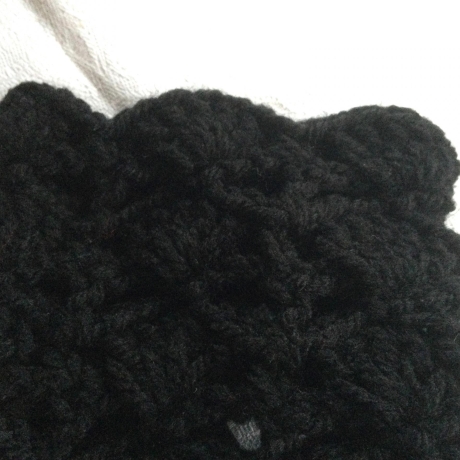 Pulswärmer schwarz in einem Muschelmuster handgehäkelt