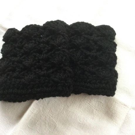 Pulswärmer schwarz in einem Muschelmuster handgehäkelt