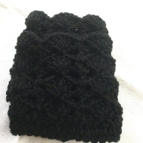 Pulswärmer schwarz in einem Muschelmuster handgehäkelt