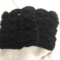 Pulswärmer schwarz in einem Muschelmuster handgehäkelt