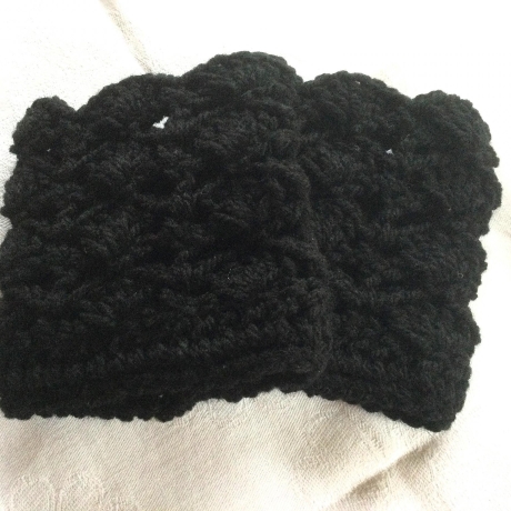 Pulswärmer schwarz in einem Muschelmuster handgehäkelt