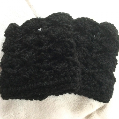 Pulswärmer schwarz in einem Muschelmuster handgehäkelt