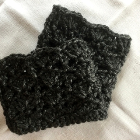 Pulswärmer schwarz-grau Muschelmuster handgehäkelt von Hobbyhaus