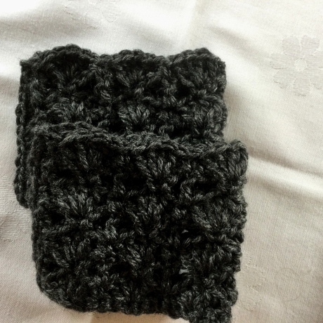 Pulswärmer schwarz-grau Muschelmuster handgehäkelt von Hobbyhaus