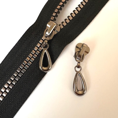 Reißverschluss Würfel schwarz-silber + Zipper  5mm Knochen-RV