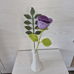 Rose - lila mit Blätterzweig (Häkelblume)