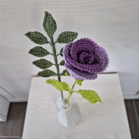 Rose - lila mit Blätterzweig (Häkelblume)