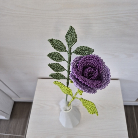 Rose - lila mit Blätterzweig (Häkelblume)
