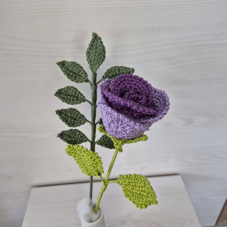 Rose - lila mit Blätterzweig (Häkelblume)