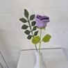 Rose - lila mit Blätterzweig (Häkelblume)