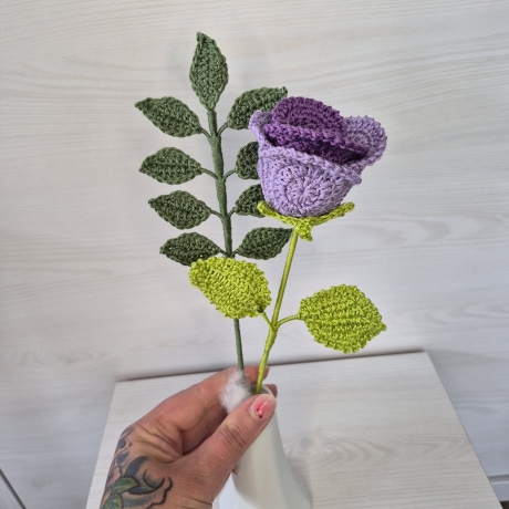 Rose - lila mit Blätterzweig (Häkelblume)