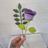 Rose - lila mit Blätterzweig (Häkelblume)