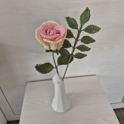 Rose - rosa/weiß mit Blätterzweig (Häkelblume)