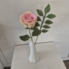 Rose - rosa/weiß mit Blätterzweig (Häkelblume)