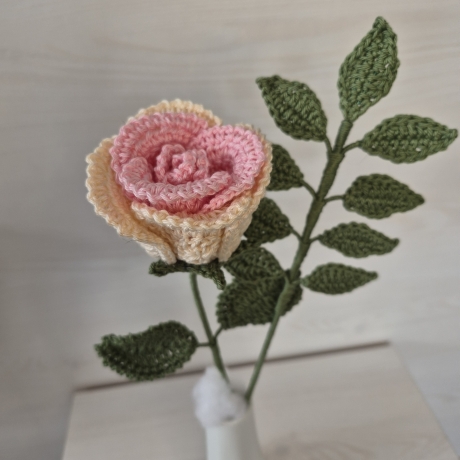 Rose - rosa/weiß mit Blätterzweig (Häkelblume)