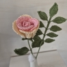 Rose - rosa/weiß mit Blätterzweig (Häkelblume)