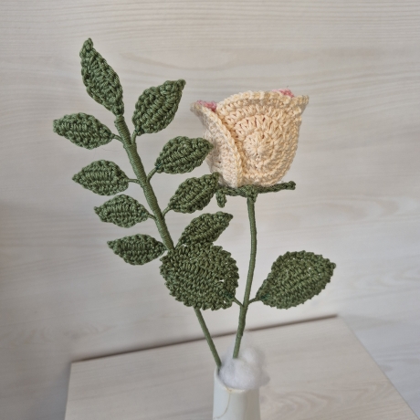 Rose - rosa/weiß mit Blätterzweig (Häkelblume)