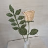 Rose - rosa/weiß mit Blätterzweig (Häkelblume)