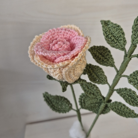 Rose - rosa/weiß mit Blätterzweig (Häkelblume)
