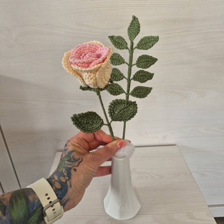 Rose - rosa/weiß mit Blätterzweig (Häkelblume)