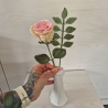 Rose - rosa/weiß mit Blätterzweig (Häkelblume)