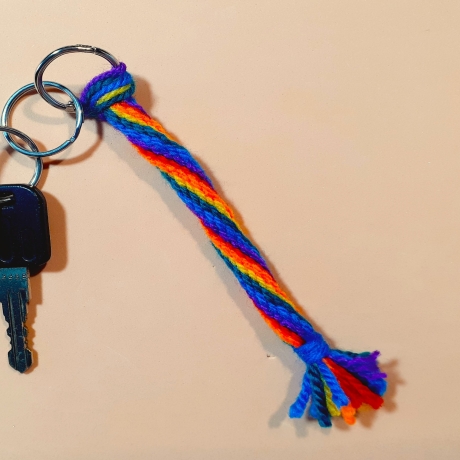 Taschenanhänger Schlüsselanhänger Ranzenbaumler aus Wolle Regenbo