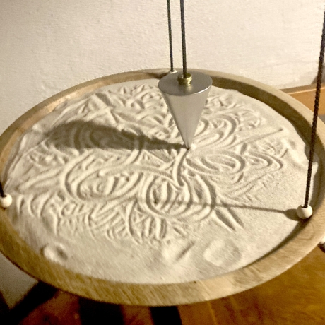 Sandpendel, Pendel mit  Schale aus Mangoholz für den Innenraum
