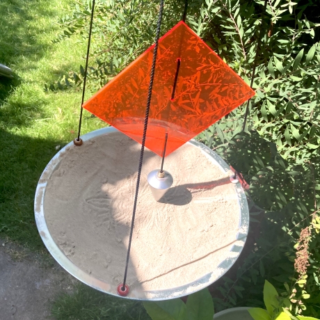 Sandpendel für den Garten, Windpendel, das Mandalas zeichnet 