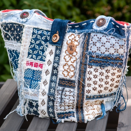 Designertasche - UPCYCLING Jeans-Tasche mit Sashiko-Stickerei