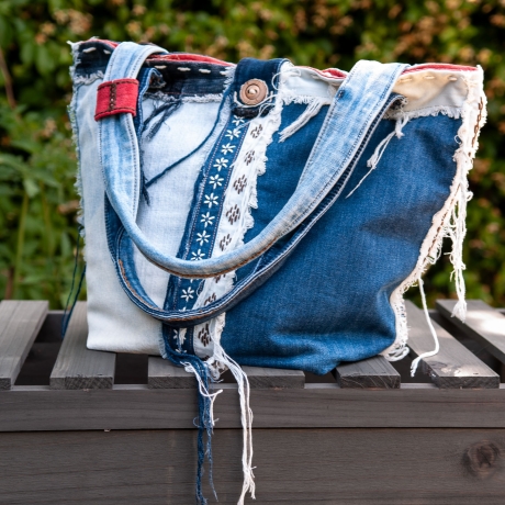 Designertasche - UPCYCLING Jeans-Tasche mit Sashiko-Stickerei