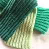 Schal mit Blockstreifen in Grüntönen handgestrickt von Hobbyhaus