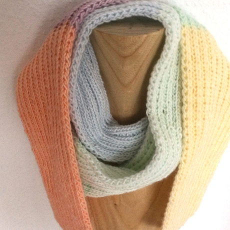Schal mit Blockstreifen Pastelltöne handgestrickt von Hobbyhaus