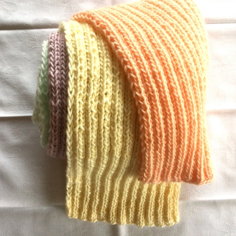 Schal mit Blockstreifen Pastelltöne handgestrickt von Hobbyhaus