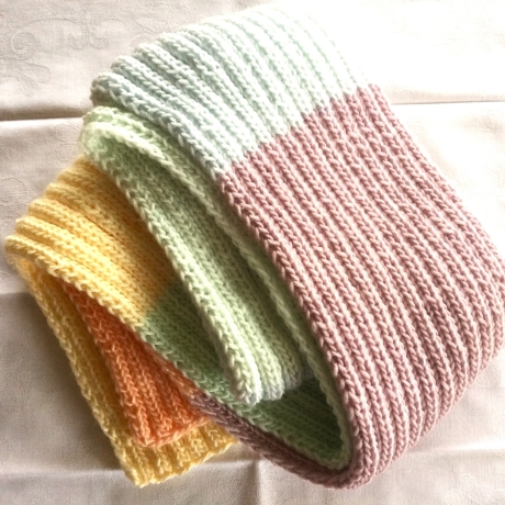 Schal mit Blockstreifen Pastelltöne handgestrickt von Hobbyhaus