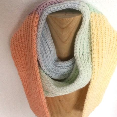 Schal mit Blockstreifen Pastelltöne handgestrickt von Hobbyhaus