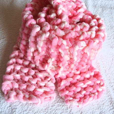 Schal Bändchengarn in weiss-rosa handgestrickt von Hobbyhaus