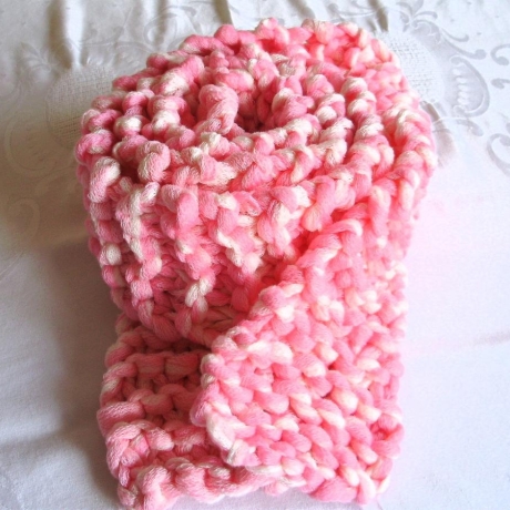 Schal Bändchengarn in weiss-rosa handgestrickt von Hobbyhaus