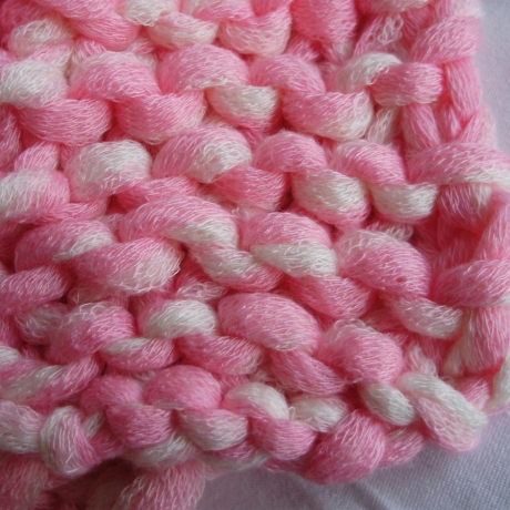 Schal Bändchengarn in weiss-rosa handgestrickt von Hobbyhaus