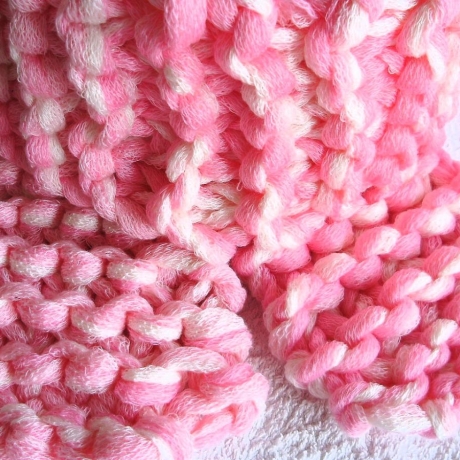 Schal Bändchengarn in weiss-rosa handgestrickt von Hobbyhaus