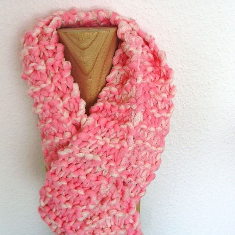 Schal Bändchengarn in weiss-rosa handgestrickt von Hobbyhaus
