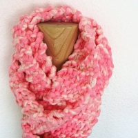 Schal Bändchengarn in weiss-rosa handgestrickt von Hobbyhaus