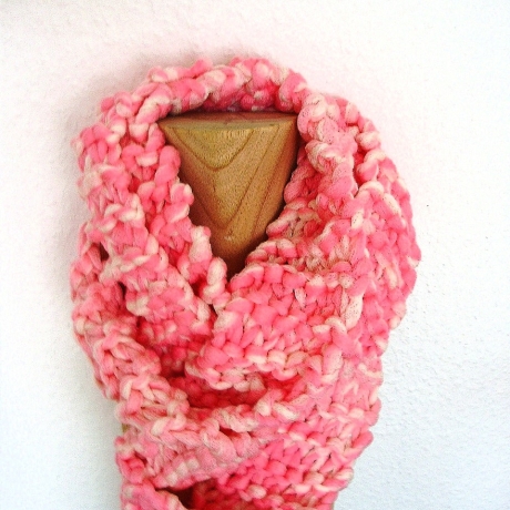 Schal Bändchengarn in weiss-rosa handgestrickt von Hobbyhaus