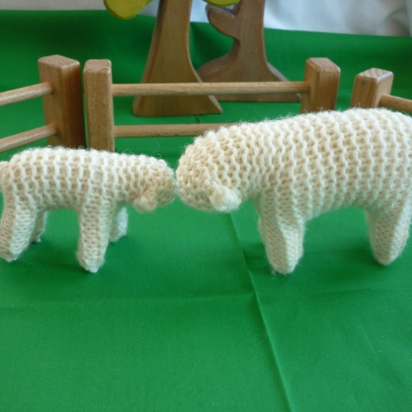 Großes Schaf. Gestrickt u. schafwollgefüllt