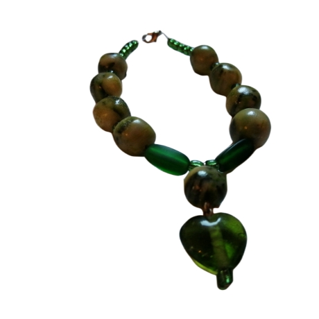 Armband, Perlenarmband, grün mit Herzanhänger
